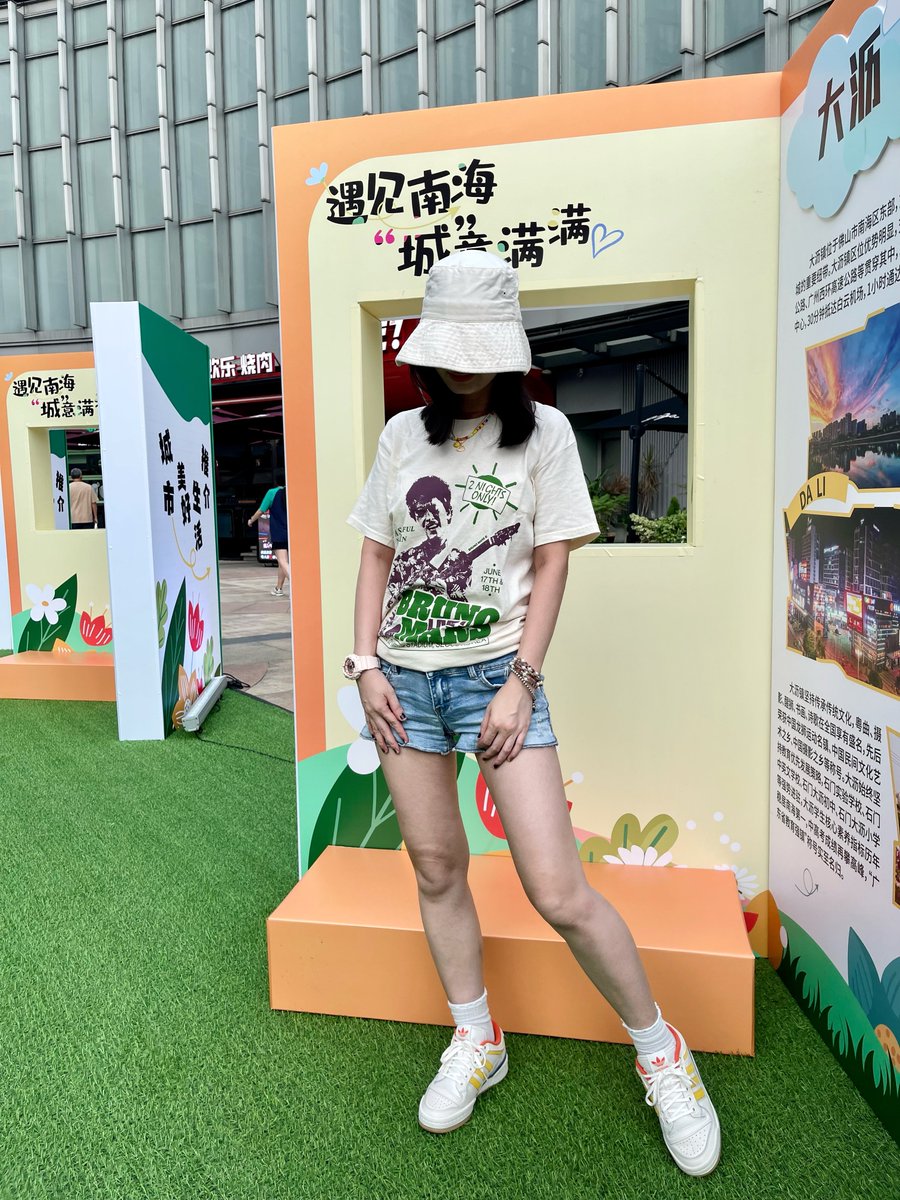 ZhongBonny's tweet photo. Birthday girl in @BrunoMars merch.💥🥳 How happy I am.🥰 Thank you for all the beautiful messages and love.❤️ I love our hooligan family so much.🫶😘
#HooliganFamily #HooliganForever #HooliganForLife https://t.co/Nux0DJg3G8