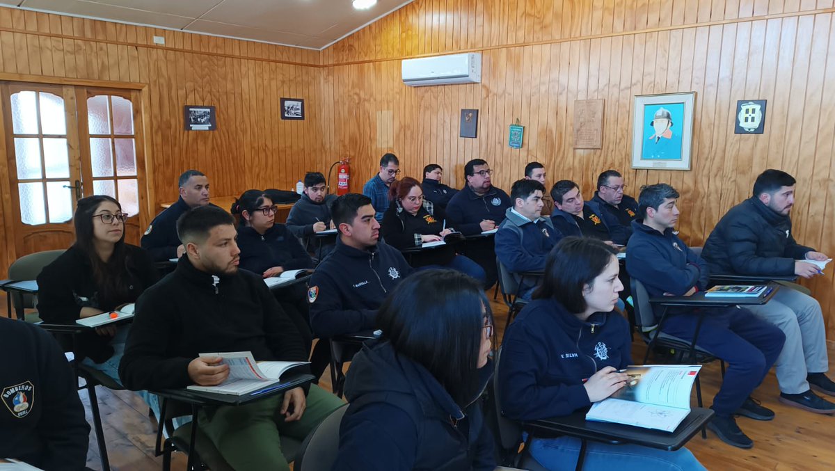 ANB_LosLagos's tweet photo. 20 Bomberos del CB.Maullin realizan el Curso de Riesgo Eléctrico. @consejo10 @ANB_Chile https://t.co/iwhZYYnIob