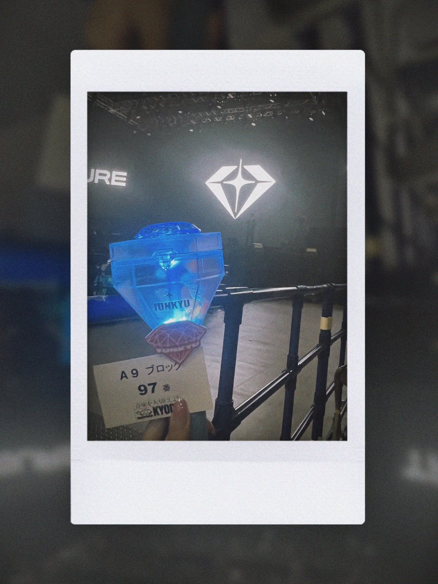 GD_sytn's tweet photo. ジュンギュさんに投げキッス貰って嬉しすぎて顔隠しちゃったけど、その後トロッコ離れてるのにまだ振り返りながらキラキラスマイルでハートくれててほんとに腰抜かしました。ありがとう😭😭
イントロドン楽しすぎたし、B.O.M.Bも見れて幸せな時間でした。

#TREASURE 
#TREASURE_FANMEETING https://t.co/6Wk5aYqgwe