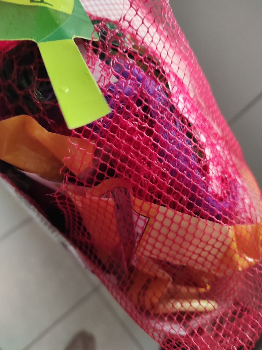 Sandritag74's tweet photo. @MMAChile sería posible que hagan algo para erradicar la producción de este tipo de mallas que tanto daño hace al ecosistema, tengo una colección y no sé donde llevarlas para reciclar ♻️ no puedo tirarlas a la basura pensando que algún ave o animalito morirá enredado en ellas. https://t.co/qDdCeHd8z3