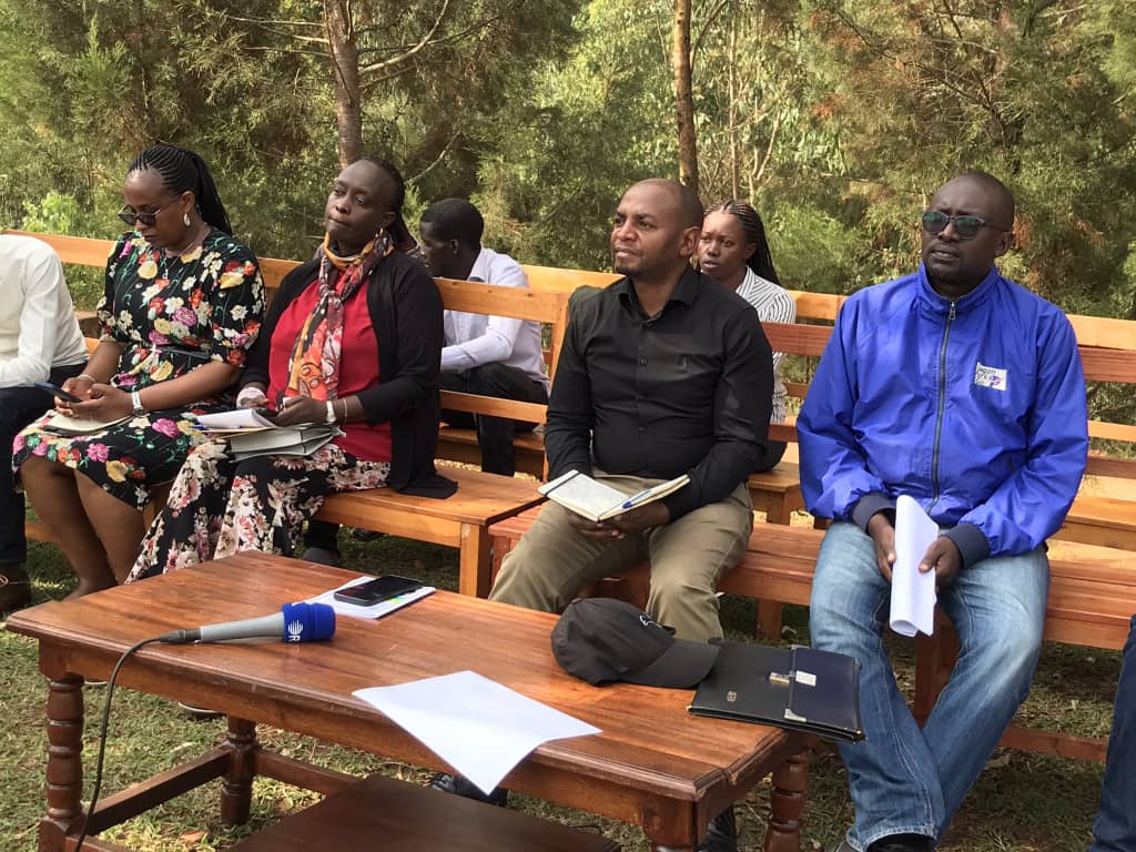 HealthForCommu1's tweet image. Umuyobozi wa @HealthForCommu1 kubufatanye na @AMI_Ubuntu  yagize uruhare mu ikiganira live  kuri  @radioHuye  mu murenge wa @gishamvusector  cyagarutse; mu kwimanaza imiyoborere mwiza cyane cyane gukorera mumucyo, no gukumira ihohoterwa  rishingihe  ku gitsina.
@RwandaGender