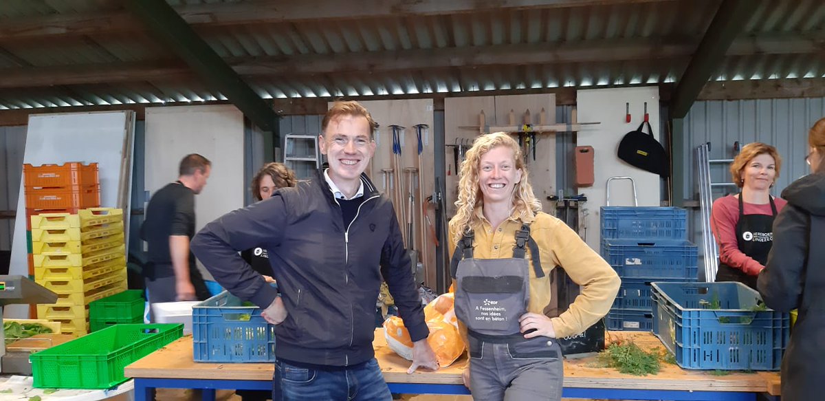 Vandaag kwam wethouder Wijnte Hol @gem_Overbetuwe sfeer proeven op onze #Herenboerderij. Hij was onder de indruk en ging huiswaarts met een zak groentes natuurlijk!  

@herenboeren #herenboeren