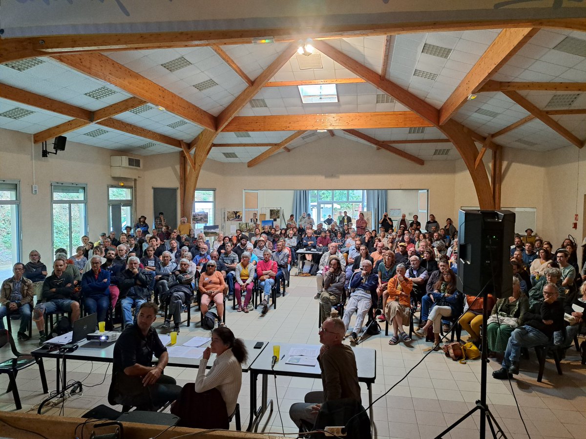 💧Salle pleine pour la conférence sur la gestion de l'eau avec Julie Trottier (CNRS) à St Victor en #Ardèche à la fête de l'agriculture paysanne
😀 Une énorme réussite qui montre le besoin d'échanger ENSEMBLE sur le sujet crucial de l'eau pour trouver des solutions partagées