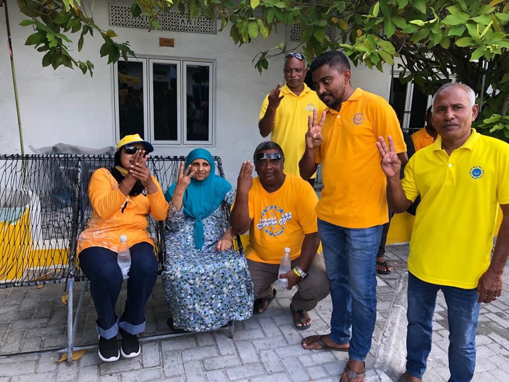 faya_i's tweet photo. އެމްޑީޕީން ވަނީ މިއަދު މުޅި ރާއްޖޭގައި ދޮރުން ދޮރަށް ހިނގައި ރައްޔިތުންނާ ބައްދަލުކޮށްފައި. މުޅި ރާއްޖޭގެ ގެތަކަށް ޒިޔާރަތްކުރުމުގެ ތެރެއިން މިއަދު އެނގިގެން ދިޔައީ ދެވަނަ ބުރަކަށް އެމްޑީޕީއިން ނިކުމެ ތިބީ ގަދަކޮށްކަން އަދި ދިވެހިން ދެންވެސް އަނިޔާވެރިކަމަށް ބުނާނީ ނޫނެކޭކަން. https://t.co/WGrMVPX1TI