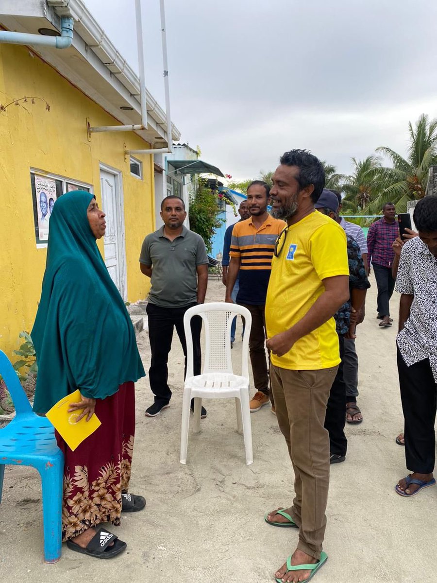 faya_i's tweet photo. އެމްޑީޕީން ވަނީ މިއަދު މުޅި ރާއްޖޭގައި ދޮރުން ދޮރަށް ހިނގައި ރައްޔިތުންނާ ބައްދަލުކޮށްފައި. މުޅި ރާއްޖޭގެ ގެތަކަށް ޒިޔާރަތްކުރުމުގެ ތެރެއިން މިއަދު އެނގިގެން ދިޔައީ ދެވަނަ ބުރަކަށް އެމްޑީޕީއިން ނިކުމެ ތިބީ ގަދަކޮށްކަން އަދި ދިވެހިން ދެންވެސް އަނިޔާވެރިކަމަށް ބުނާނީ ނޫނެކޭކަން. https://t.co/WGrMVPX1TI