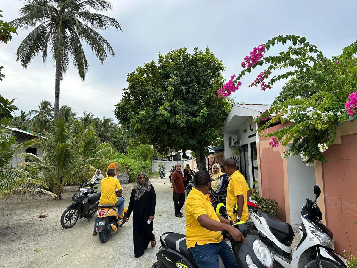 faya_i's tweet photo. އެމްޑީޕީން ވަނީ މިއަދު މުޅި ރާއްޖޭގައި ދޮރުން ދޮރަށް ހިނގައި ރައްޔިތުންނާ ބައްދަލުކޮށްފައި. މުޅި ރާއްޖޭގެ ގެތަކަށް ޒިޔާރަތްކުރުމުގެ ތެރެއިން މިއަދު އެނގިގެން ދިޔައީ ދެވަނަ ބުރަކަށް އެމްޑީޕީއިން ނިކުމެ ތިބީ ގަދަކޮށްކަން އަދި ދިވެހިން ދެންވެސް އަނިޔާވެރިކަމަށް ބުނާނީ ނޫނެކޭކަން. https://t.co/WGrMVPX1TI