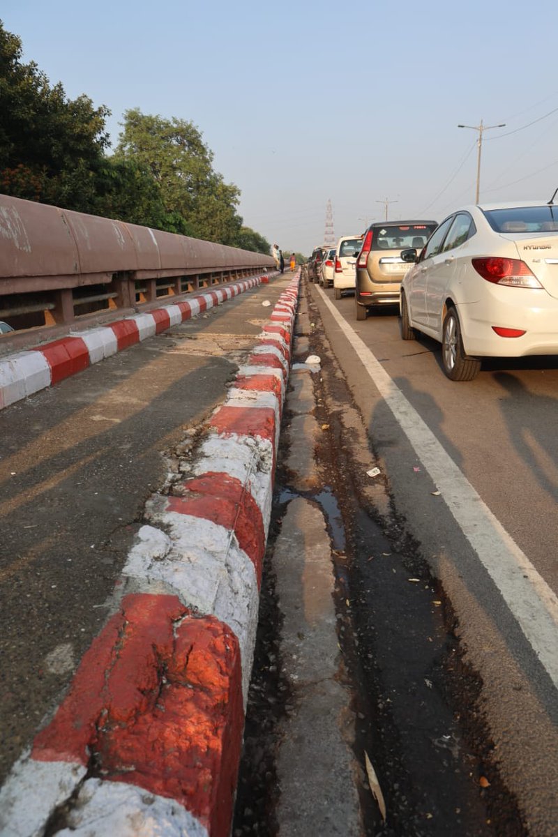 Starting from Yudhisthir Setu at ISBT, reviewed cleanliness & civic infra across GT Road -Shastri Park, Dilshad Garden & Kakardooma. Roads in disrepair, chocked drains, heaps of garbage, unpruned trees & encroachments mar the area. Will personally monitor a revamp from tomorrow.