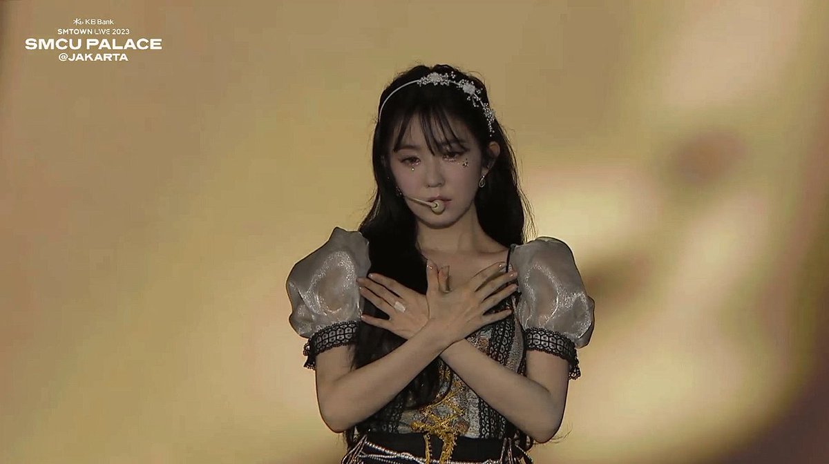 ailouroshyun's tweet photo. Look at Irene's hand... it looks like she had an IV drip 😭 IRENE, PLEASE REST AFTER. You proved to us always that you LOVE us, but we also love you so much. Your health will always be our TOP priority. Your members and us, your luvies, will ALWAYS understand 🥹😭 https://t.co/1njmTRPEve
