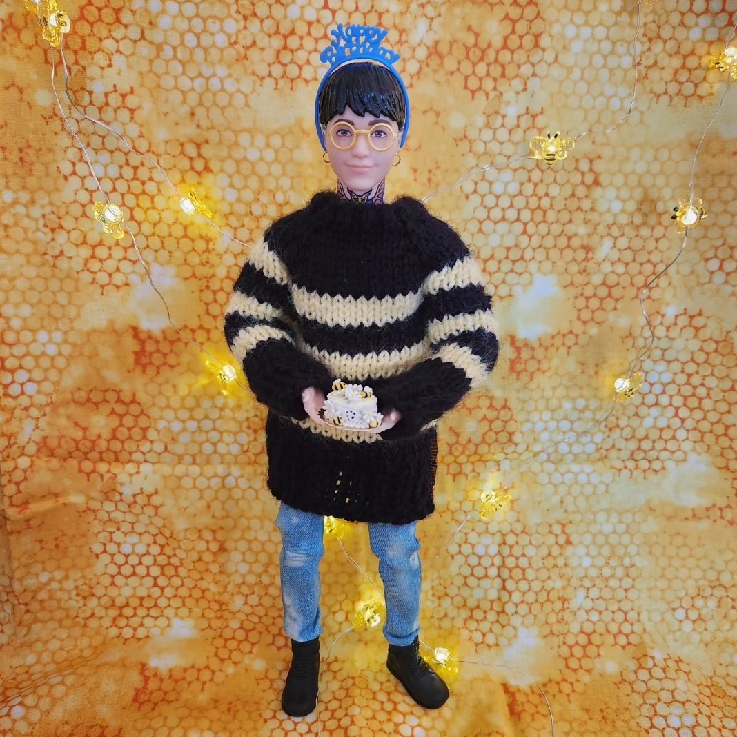 ZombigurumiLove's tweet photo. Once upon a time, a King Bee celebrated his birthday 🖤🐝💛 Happy birthday @BB_taeil #FairyTaeilDay #아이시_태이루 #블락비 #태일
🐝 Cake by Elizabitzies on Etsy
#ingadahlingsdollings #knittingfordolls #BlockBfanart #LeeTaeilfanart #BlockBTaeil https://t.co/dPCMVO3HQK