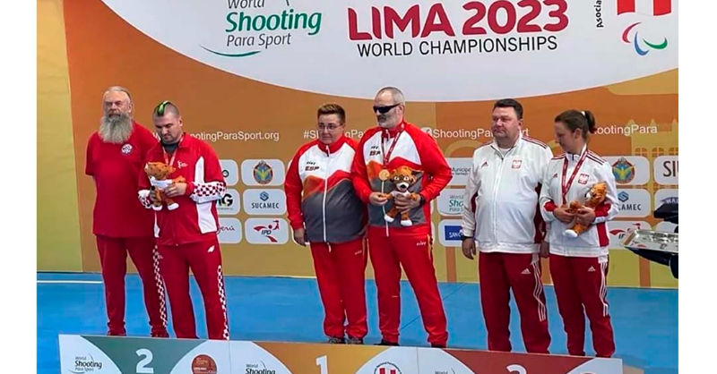 ONCE_oficial's tweet photo. 🎯@AgerSolabarrie1 revalida el título mundial de tiro con carabina para ciegos👏👏

Conquista la medalla de oro🥇 en la modalidad tendido, en una emocionante final donde la malagueña #SoniaRivero fue quinta 

#Lima2023 @PeruParalimpico @Paralimpicos #FEDC @FEDEDDF @ShootingPara