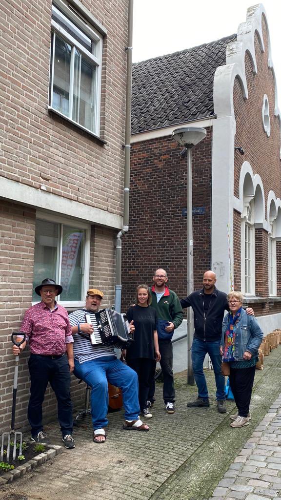 De laatste geveltuintjes zijn vandaag geplant. En nog wel met muzikale begeleiding met ‘al mot ik krupe’ van Gradus van Nimwegen. De buurt is niet alleen groener, maar ook nóg wat gezelliger door het samen planten: een mooie manier om iemand beter te leren kennen.