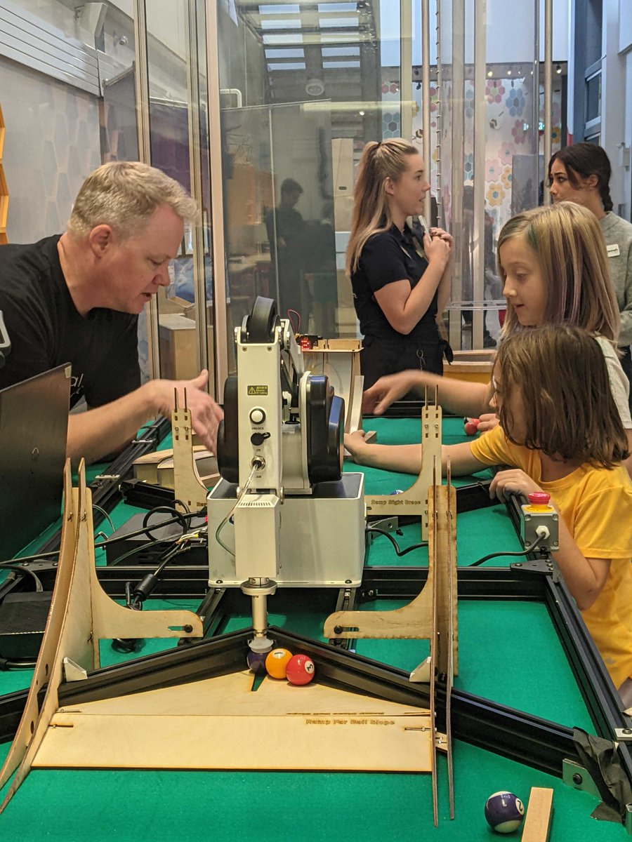 🌟Join us today for #AmazonFutureEngineerDay! 🤖 Test your pool skills: plan, aim, and score with an AI-driven robotic arm! Free take-home project kits and admission in Halifax, Ottawa, thanks to Amazon! 🙌