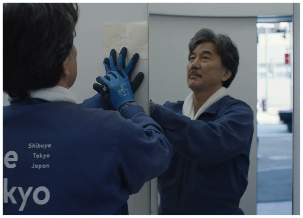 Els somnis són imatges de síntesi que s'adhereixen a la pantalla en la nova delicia de Wim Wenders. A #PerfectDays, la nit és un espai d'abstracció formal que Kôji Yakusho invoca mentre dorm i on reorganitza la seva estricta rutina per una Tòquio centrípeta que gira al... 👇