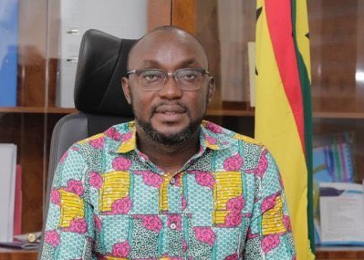 StatsGH's tweet photo. This is the guy in charge of the rot at scholarship secretariat. 

He charges GHS90,000 for scholarship. A strong sponsor to the Bawumia camp. 

He is filthy rich. Quite as filthy as he shabbily looks. https://t.co/4VTDbwei3i