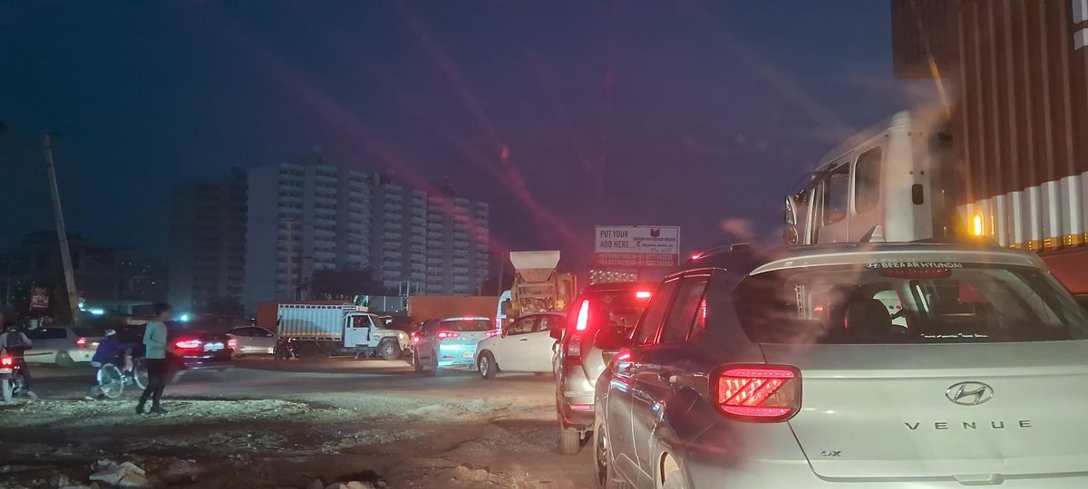 amandchawla's tweet photo. @TrafficGGM @dcptrafficggm @KDTollRemoval @DevelopNewGgn #दादी_सती चौक पर रोज़ ट्रैफिक जाम लगने लगा है,पुलिस अधिकारी भी इसे नियंत्रित नहीं कर पाते। यहां पर ट्रैफिक लाईट्स लगानी चाहिए,बल्कि इस रोड के हर चौक पर ट्रैफिक सिग्नल ज़रूरी है

@TrafficGGM
@dcptrafficggm 

कृपया ध्यान दें 🙏

@DevelopNewGgn
@IMT_Sector_1

https://t.co/DLB9whxNNM https://t.co/OBPsJpjZyh