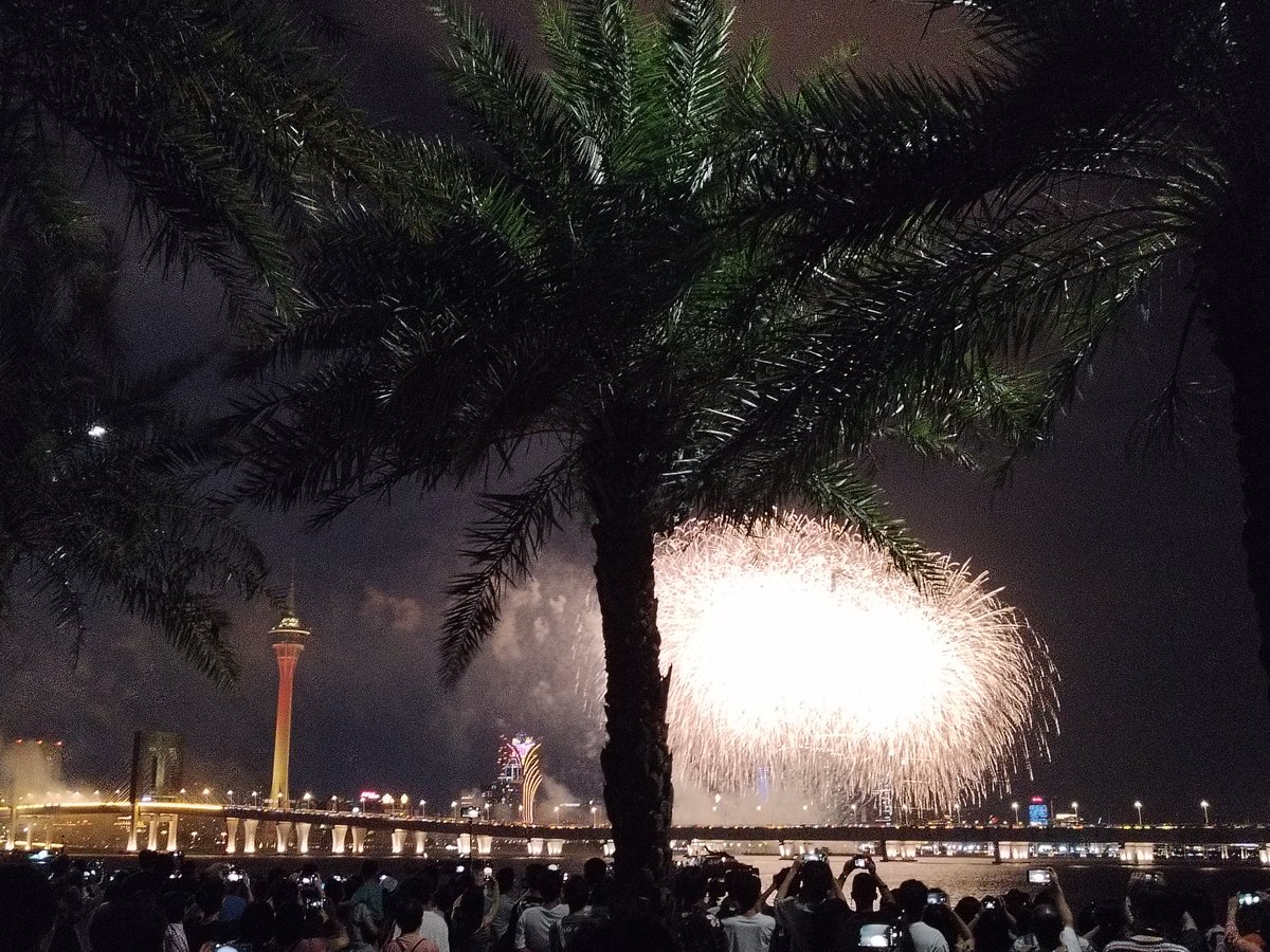 RunquanYU's tweet photo. The fireworks display in Macau🇲🇴, after an almost busy September. Enjoyable Weekends🎉🎉! https://t.co/yCPlbpvn68