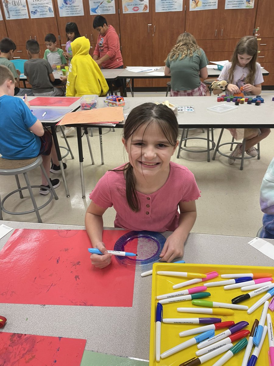 MrsPasketArt's tweet photo. Finished our Dale Chihuly unit. The students loved making sculptures and we can’t wait to see the finished installation! @ParkwayBulldogs @FineArtsMISD #MPESleadstheway #aspiretoinspire https://t.co/KktO8Fbkcz
