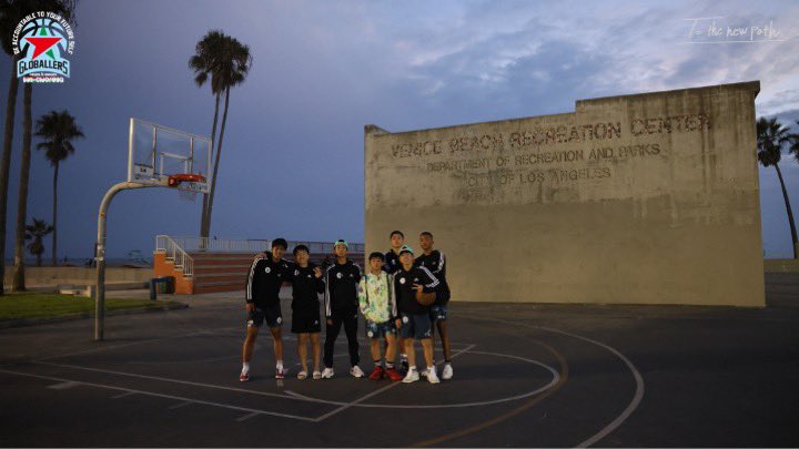 【GLOBALLERS CHALLENGE TO USA】

DAY-8 DAY OFF

明日、GLOBALLERS はアメリカで2回目のトーナメントを迎えます。午前中にはアメリカコーチとシュート練習を行った後、VENICE BEACH で BALL IS LIFE の試合を観戦し、本物アメリカストリートバスケットボールを体験しました🙌🏻🙌🏻🙌🏻

#adidas 
#ASO