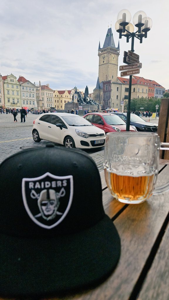 vicvTV's tweet image. Sabado views + pour it up! 
🇨🇿
#OldTownSquare