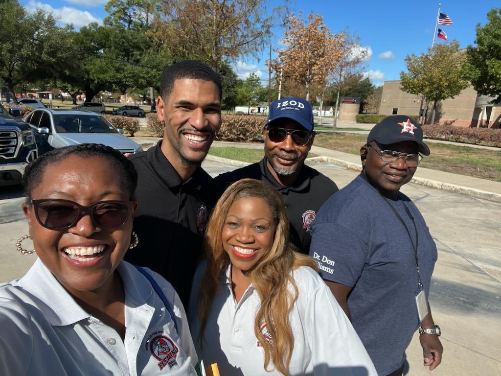 Cool it down, we’re HOT HOT HOT! I like to thank Dr. Don Williams and the @flemingvikings admin team for waking up bright and early on this 3-day “Bey”kend to knock on doors and get students enrolled and back in team @HoustonISD! #VikingStrong