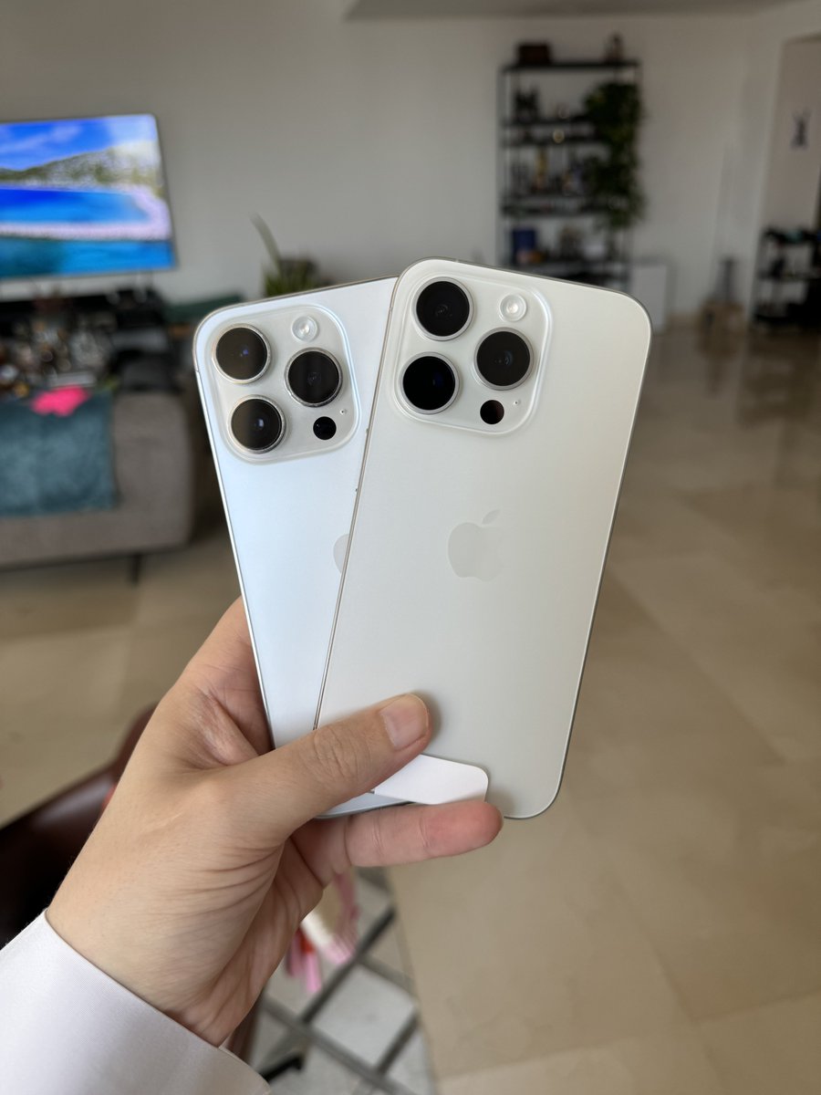 iloveqatar's tweet photo. Comparing the iPhone 14 Pro and iPhone 15 Pro. The 14 is more of a blueish / pure white. The 15 is more off white.
#whiteiphone #iphone15pro #apple #comparison https://t.co/RLQw5MdJ9a