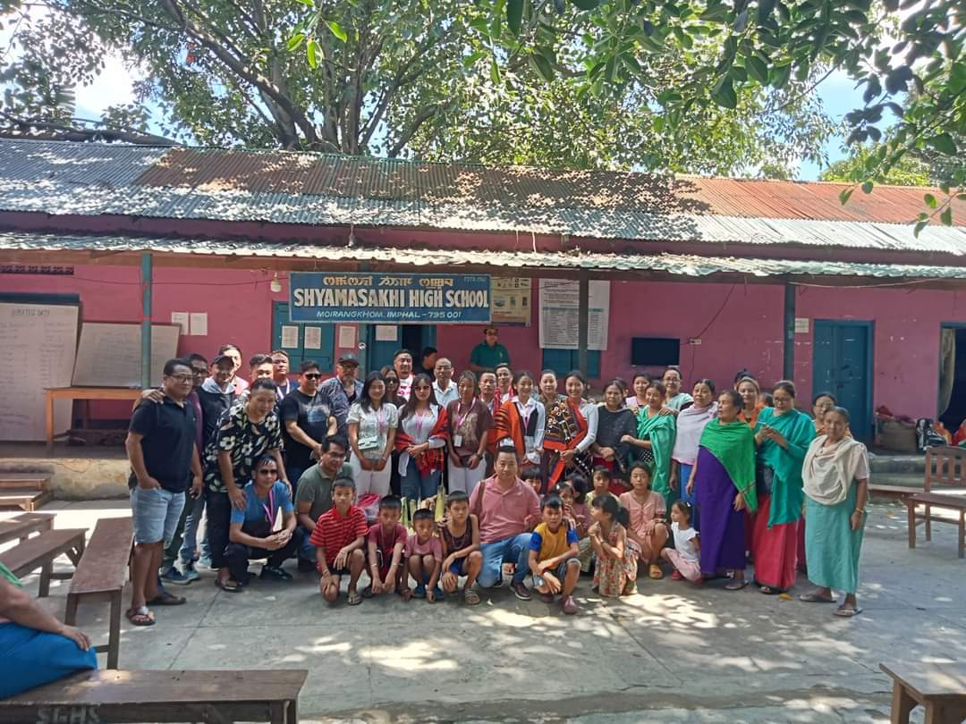 Indigenous Naga Tangkhul extends a helping hand by donating relief materials to the indigenous Meetei community sheltered at Shyamasakhi High School, Moirangkhom, Imphal 💖

#KukiRefugees #KukiImmigrants #KukiTerrorists #KukiAntiIndia