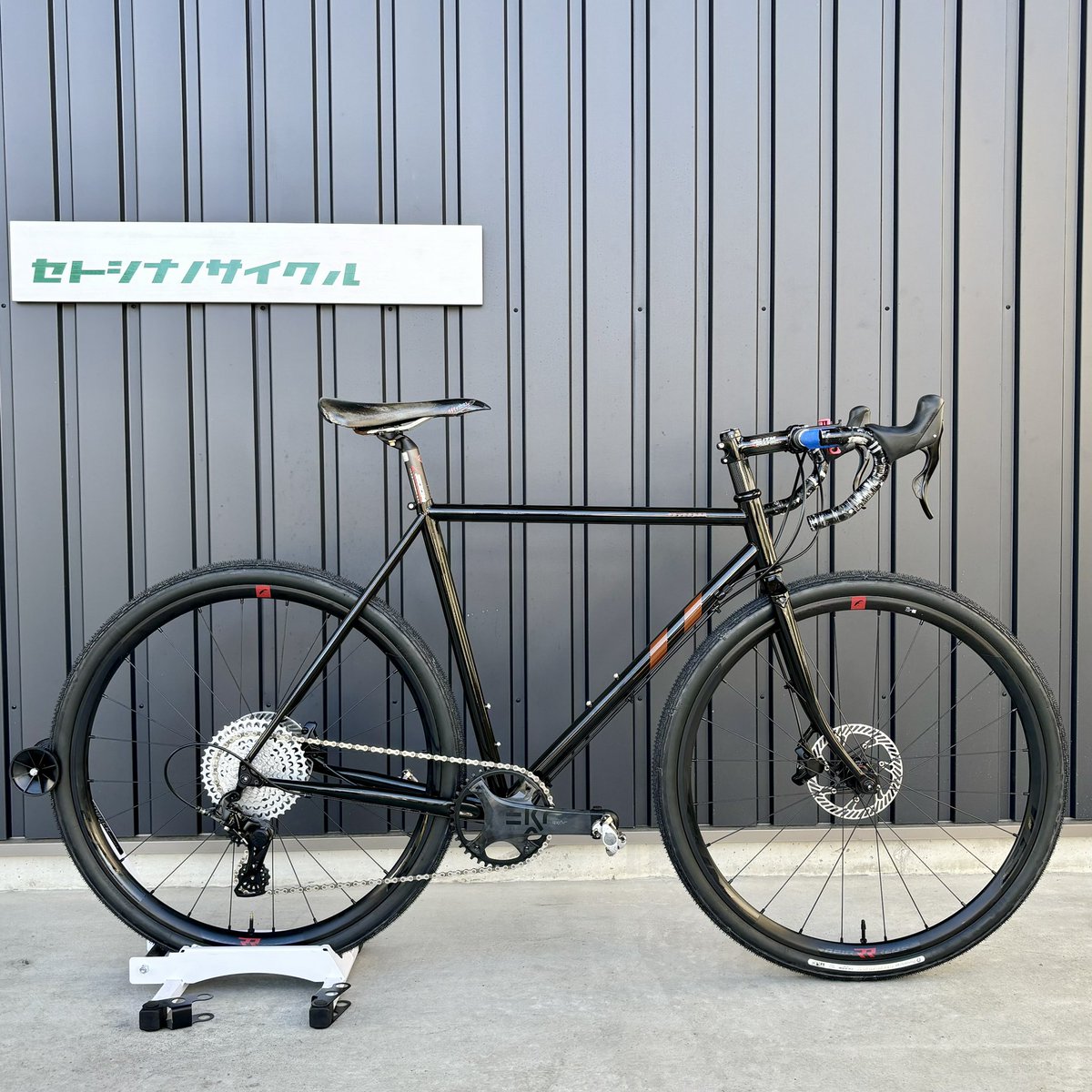 4731jp's tweet photo. せとしなのサイクル オリジナル650Bロードフレーム「NANO」
やっとこさ納車しました。今回はグラベル仕立…カラーは「瀬戸黒」です。
#650Bロード #650B #クロモリロード #瀬戸黒 #campagnolo https://t.co/iESp0F6zHL