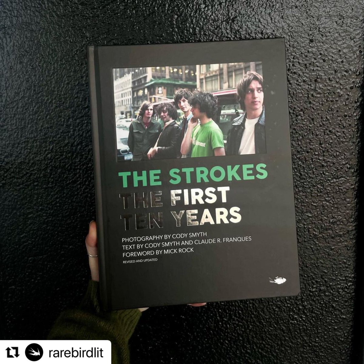 CodeSmyth's tweet image. “A testament to how friends can survive NYC, youth, life, art and rock ‘n’ roll.”  

The Strokes - The First Ten Years (Hardcover edition) 

Releasing world wide on 10-24-23 

#thestrokes 
#thestrokesthefirsttenyears