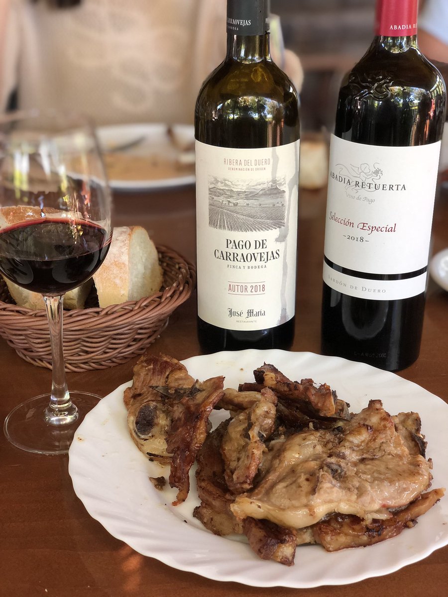 chavidavilo's tweet photo. Comida familiar en el pueblo, chuletillas de lechazo a cascoporro vinos de los que no gustan a los “winelovers” y una pedazo de pastel de manzana. Así sí!
#chuletillaslechazo #pasteldemanzana https://t.co/RSpNv81Ej2
