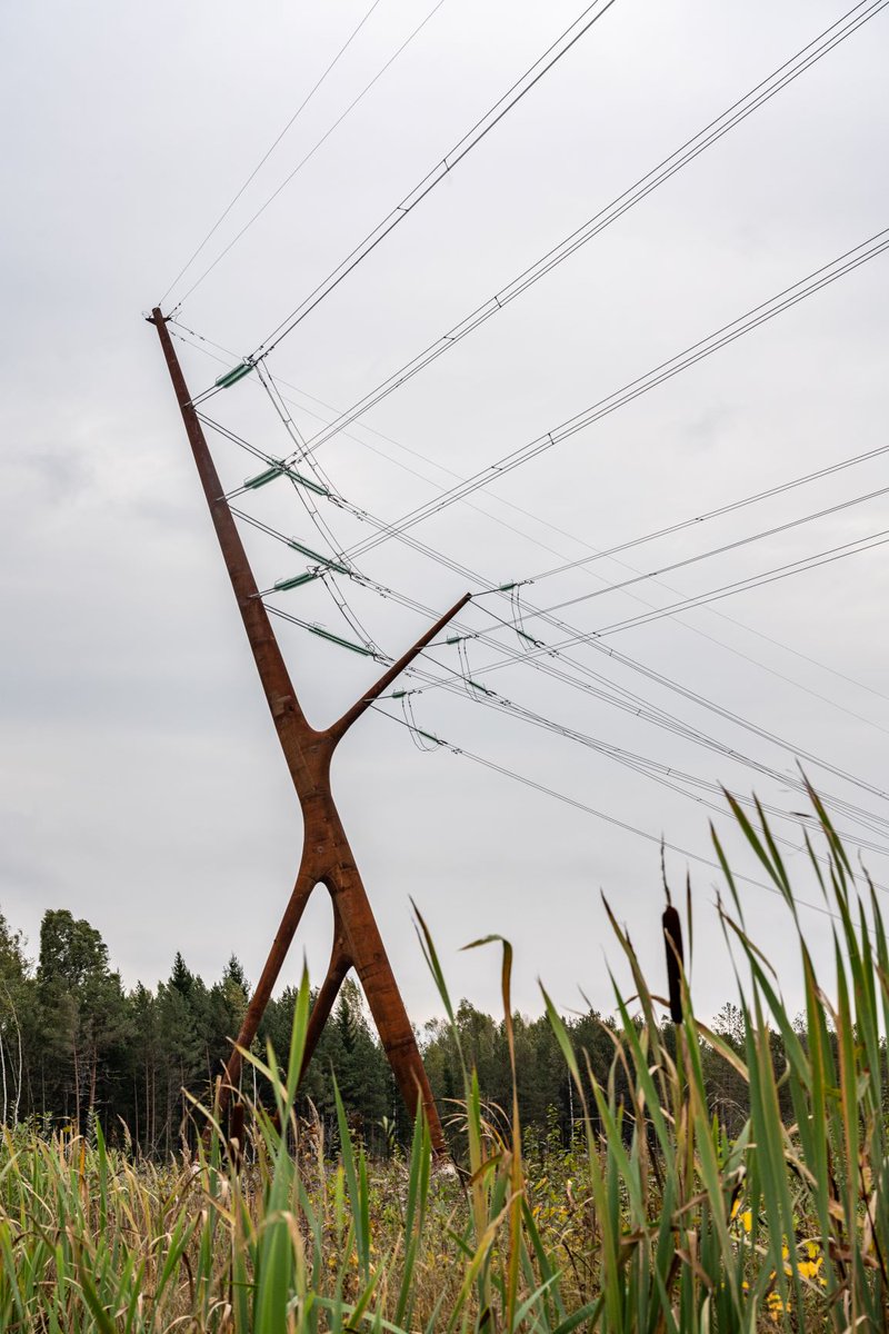 flantigua's tweet photo. Soporte de alta tensión "Bog Fox", construido para la tercera interconexión eléctrica entre Estonia y Letonia.

La estructura tiene una altura de 45 metros y un peso de 38.5 toneladas, que soporta un circuito trifásico de 330 kV y otro de 110 kV https://t.co/dY3CgF8vI7