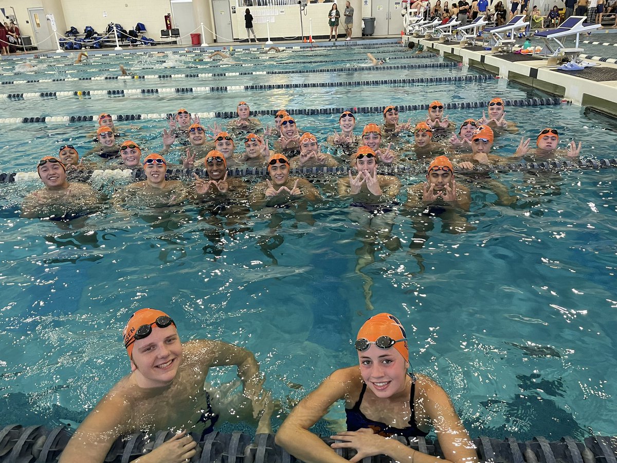 First meet of the year! Senior Captains Shaw Rasmussen and Ellison Seal have Team Orange on their backs! 🔵🔸🟠🔹🏊‍♀️🏊‍♂️🌊🫡