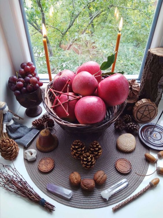 Wishing everyone a blessed #Mabon #FallEquinox 🙏✨🌒🌕🌘