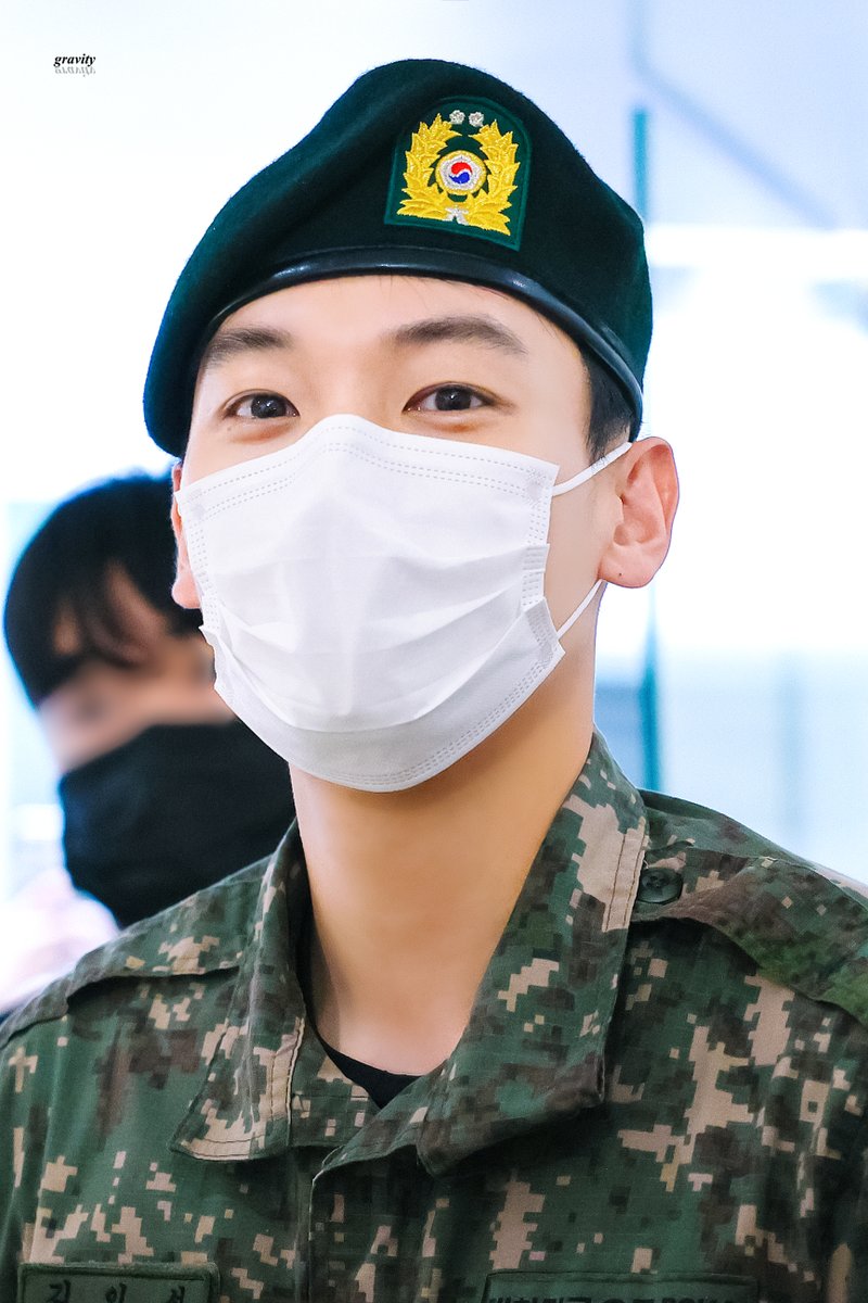 Gravity_to_9's tweet photo. 230920 전역카페 #인성 #INSEONG #SF9 

잠깐 마스크 내렸는데 너무 잘생겼어😍😍 https://t.co/7KbIVRTesi