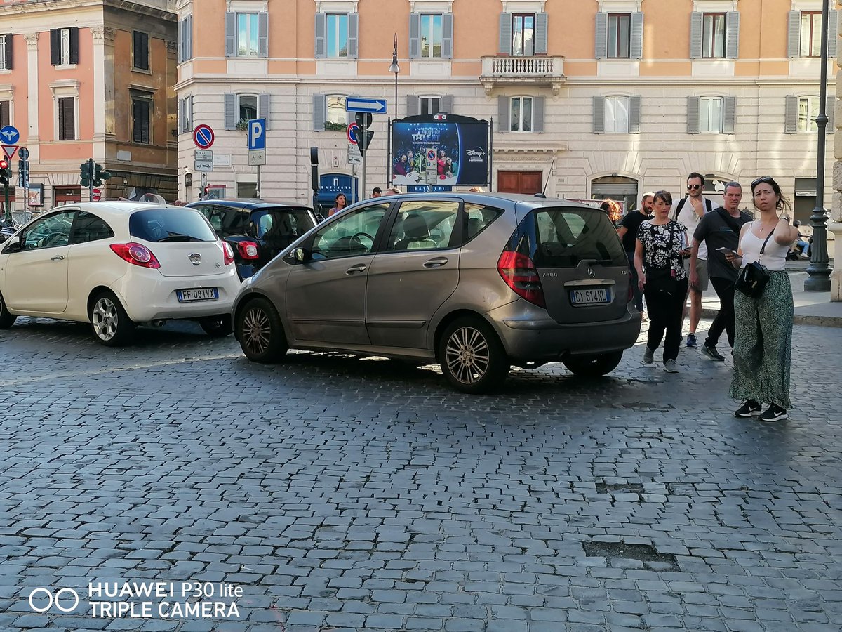 flappa64's tweet photo. @PLRomaCapitale @gualtierieurope @romafaschifo auto parcheggiata in mezzo alla strada!! Siamo arrivati a situazioni che hanno dell'incredibile https://t.co/lp6bvQPTN7
