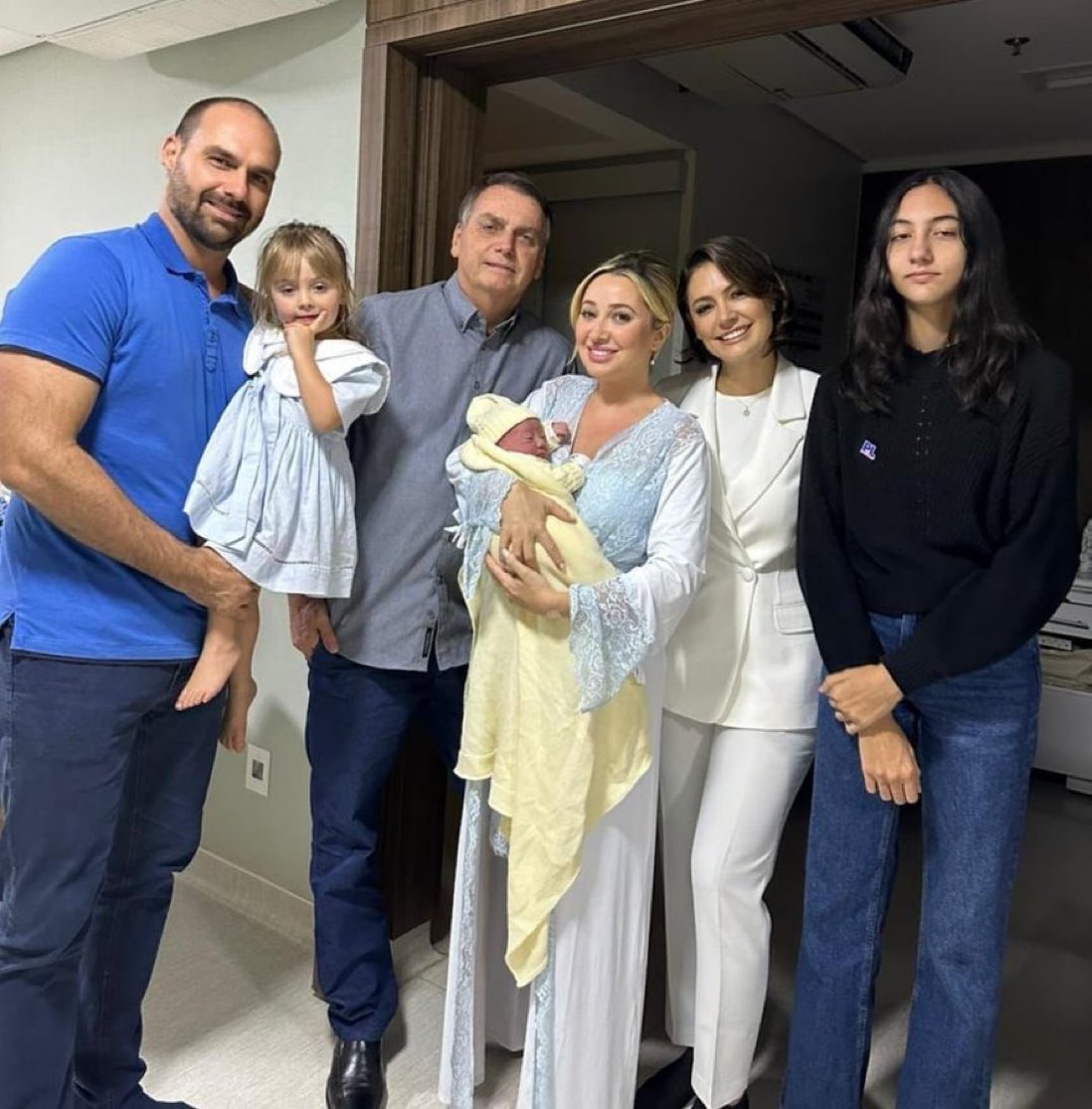 CHOQUEI & Segui SE VEJA: Aos 13 anos, Laura Bolsonaro, filha do  ex-presidente Bolsonaro, aparece em rara foto com a família. - iFunny Brazil