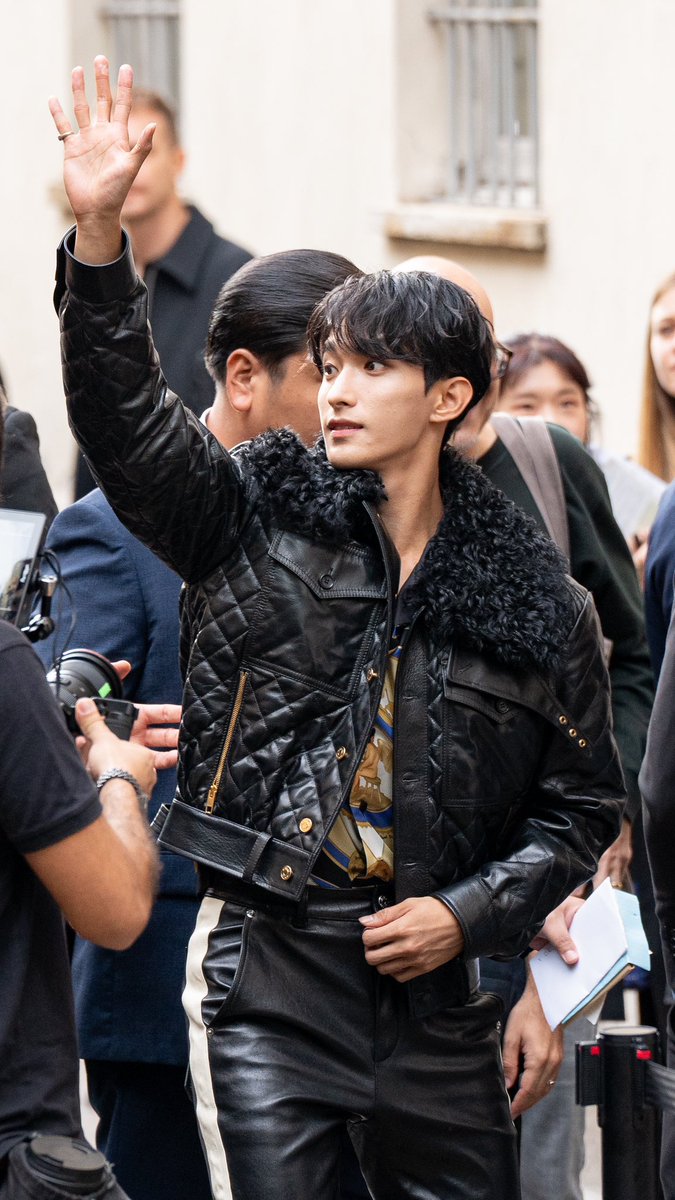 DK17Chile's tweet photo. 『☀️ HQ ;23.09.23; 』
*el fotógrafo llamado Andrea Salafia tomó estas fotografías de #DK hoy en el desfile de Bally en Milán
cr: drevileyes
⎙ Tags ─⌲ #SEVENTEEN #세븐틴 #SVT_FML #달링 #도겸 #FckMyLife #FML @pledis_17 https://t.co/p2RW2GO0k0
