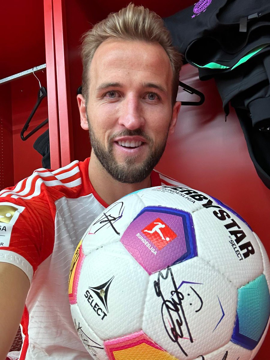 A new one for the collection! ⚽️⚽️⚽️ 

What a team performance 🙌 #MiaSanMia
