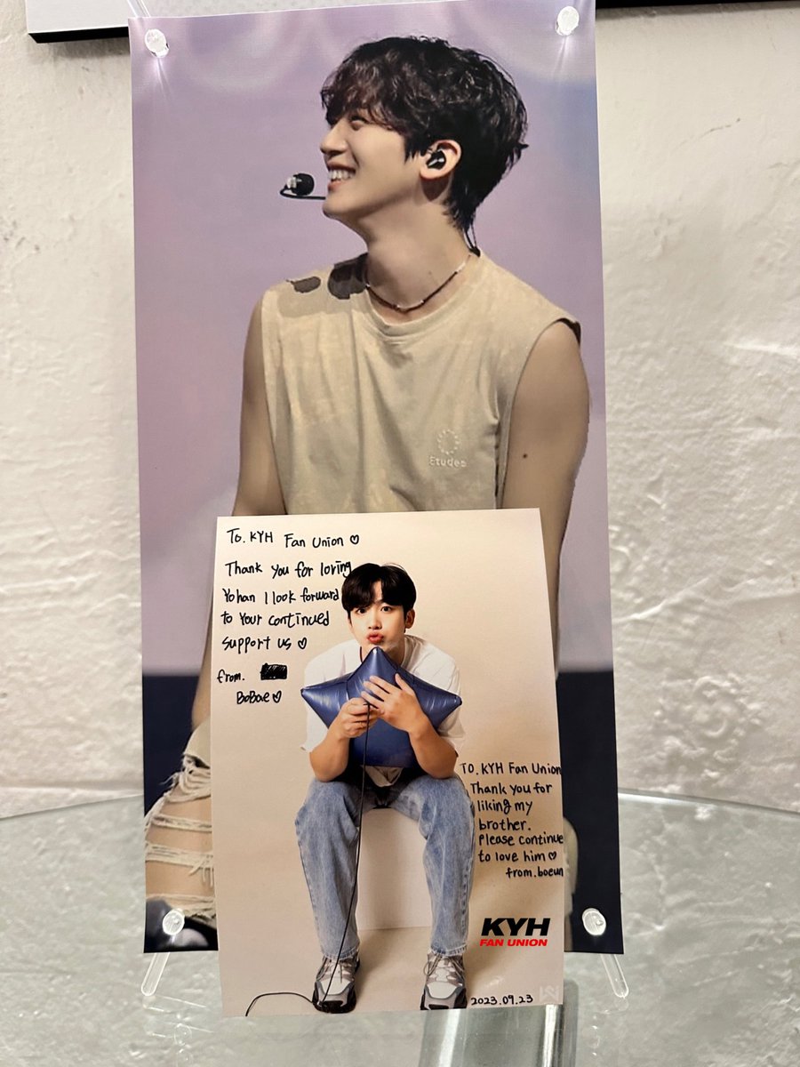 KYHFanUnion's tweet photo. 🎂 HAPPY YOHAN DAY 🎂

🫶🏻 Photos uploaded with consent 🫶🏻

One of our admin met Kim family in birthday cafe held by @kryorangdan2021. Yohan’s sisters left some messages in English (they insisted) to International Yorangdans for expressing their gratitude. They are so kind to Yorangdans and super cute like uri Yohanie.

Thank you so much for your warm words, uri cutie Bobae and Boeun♥️
We’ll be with Yohanie and support him as always🐰.

#Blue_in_You #그대_안의_블루 

#김요한 #KIMYOHAN #キムヨハン  #金曜漢
@WEi__Official @WEi__Member