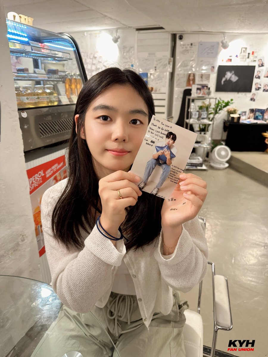 KYHFanUnion's tweet photo. 🎂 HAPPY YOHAN DAY 🎂

🫶🏻 Photos uploaded with consent 🫶🏻

One of our admin met Kim family in birthday cafe held by @kryorangdan2021. Yohan’s sisters left some messages in English (they insisted) to International Yorangdans for expressing their gratitude. They are so kind to Yorangdans and super cute like uri Yohanie.

Thank you so much for your warm words, uri cutie Bobae and Boeun♥️
We’ll be with Yohanie and support him as always🐰.

#Blue_in_You #그대_안의_블루 

#김요한 #KIMYOHAN #キムヨハン  #金曜漢
@WEi__Official @WEi__Member