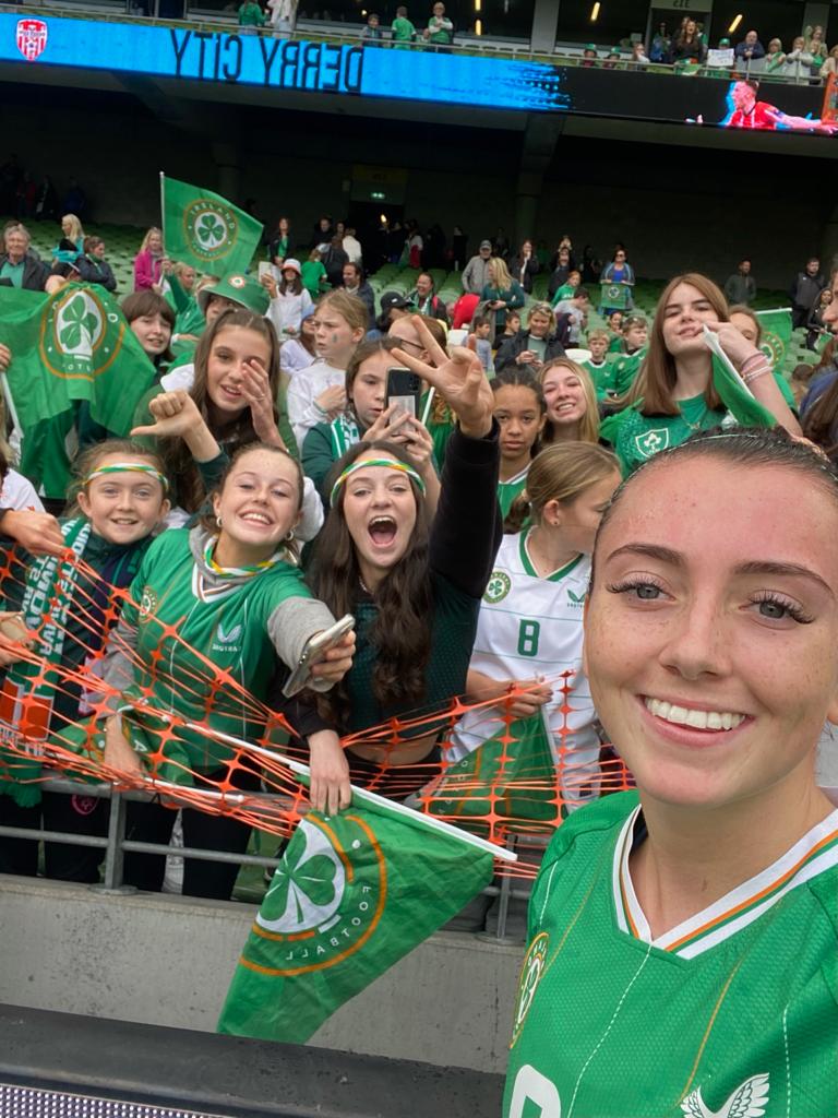 Mrs_Dunleavy's tweet photo. What a fantastic game 🇮🇪
Merville Utd girls from Sligo with Abbie Larkin!
@thewnlshow @FAIreland @MervilleUnited 
#wnt #coygig #merville #irishfootball https://t.co/77DXi7dwpU