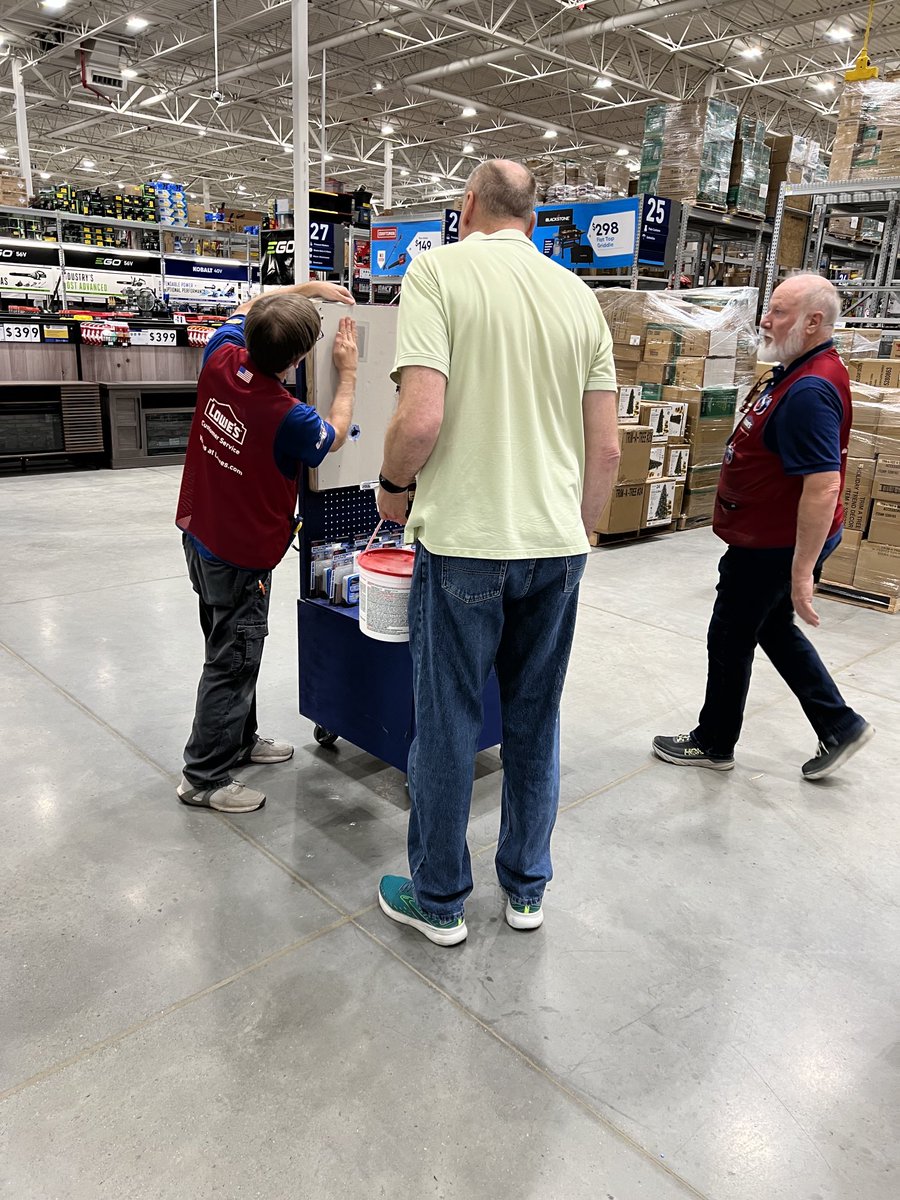 A customer needed help patching a hole in his wall. And here’s Doug to the rescue! #r1demos <a href="/MCharlton2674/">Marcus Charlton</a> <a href="/JamesW_2009/">James</a>  @WhitneyHecker <a href="/tinamcamp777/">Tina Campbell</a>  <a href="/BrianTe58414379/">Brian Terry</a> @som2to <a href="/BenitoKomadina/">Benito.Komadina@Lowes</a> @Salem2939 #Lowes