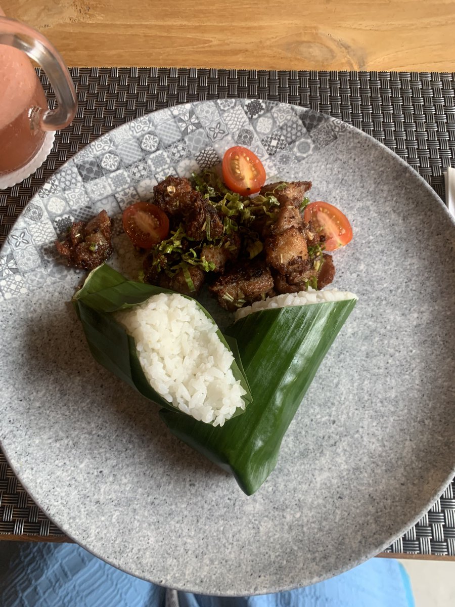 @tasyasedih <a href="/tanyarlfes/">Tanyarlfes</a> Sebenernya, codeblu itu keknya, diambil dari kata codeblue yang artinya kode untuk kondisi darurat dalam medis. Nah dia pake nama ini mungkin memang untuk mengkritik makanan yang memang nggak layak disajikan utk pengunjung gitu dan harus segera diubah entah resep entah cara