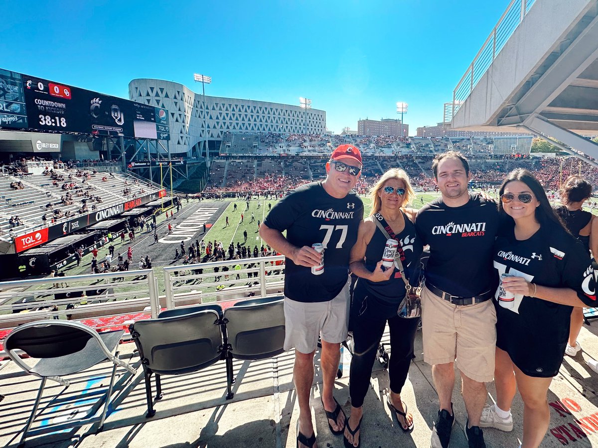eliseharder's tweet photo. Cats by 90 #Bearcats https://t.co/LEelVLMGHF