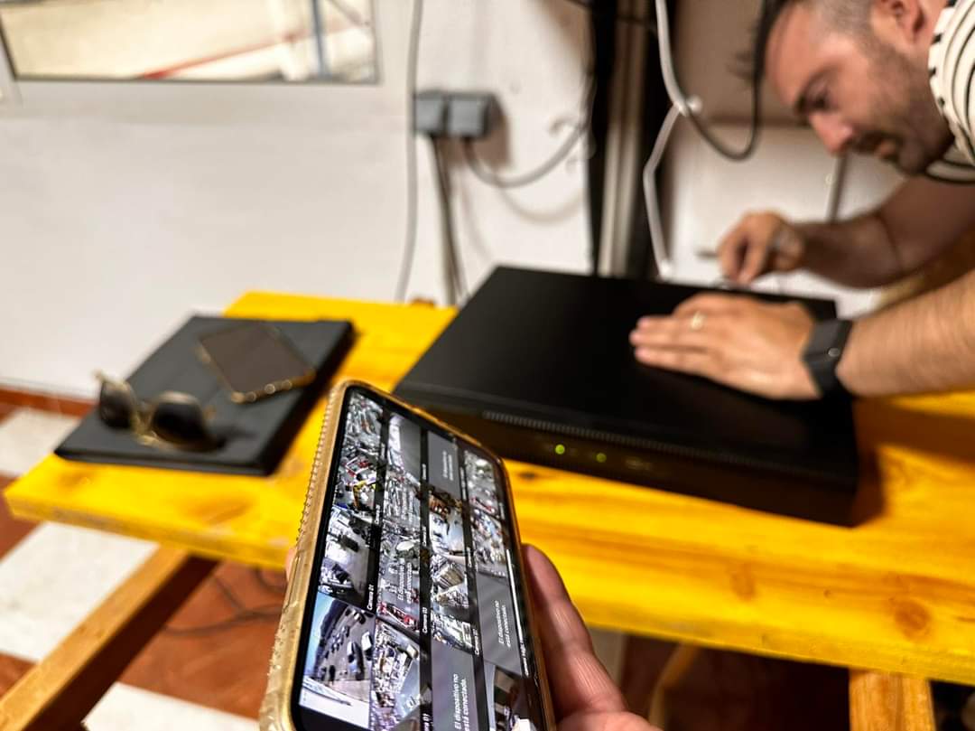 🛡️✨ Tu tranquilidad es nuestra prioridad. 

Protegemos lo que más valoras. 💼🔒 

👀Cámaras de seguridad y sistemas inteligentes garantizan que tu empresa esté vigilada las 24 horas

Os dejamos las fotos de nuestra última instalación en Bigmat Plasencia.🔝