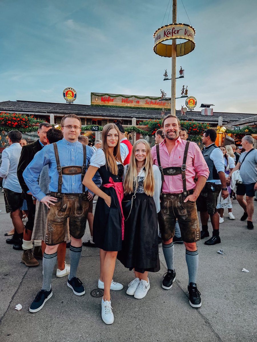 teamplatehq's tweet photo. Und ein weiteres Oktoberfest Wochenende ist im vollen Gange! 🍺 Wir wünschen allen Besuchern viel Spaß und eine unvergessliche Zeit! Wen trifft man dieses Wochenende auf den Wiesn an? 🥳🎉
#oktoberfest #teamevent #wiesn #käferzelt #ozapftis #prost #wochenende #münchen #party https://t.co/lzcbYHlx5z