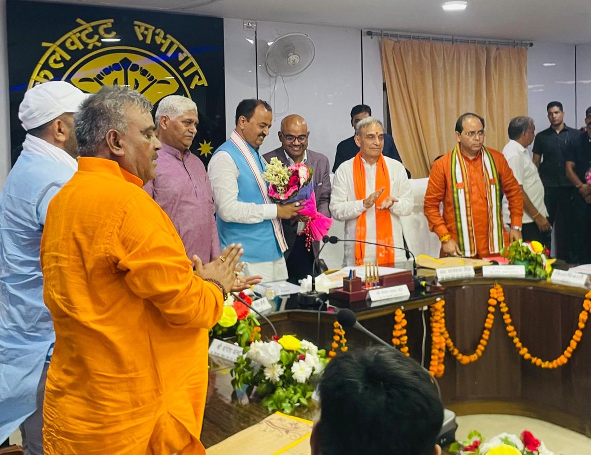 उत्तर प्रदेश के माननीय <a href="/DyCMGoUP/">Dy Chief Minister GoUP</a> श्री केशव प्रसाद मौर्य जी ने आज कलेक्ट्रेट सभागार परिसर में विकास कार्यो एवं CM डेशबोर्ड के विषय मे बैठक ली, व संबंधित अधिकारियों को आवश्यक दिशा निर्देश दिये। <a href="/BagpatDm/">DM Baghpat</a> <a href="/AmitShah/">Amit Shah</a> <a href="/brajeshpathakup/">Brajesh Pathak</a> <a href="/dr_satyapal/">Dr. Satya Pal Singh</a> <a href="/myogiadityanath/">Yogi Adityanath</a> <a href="/JaswantSainiBJP/">Jaswant Singh Saini</a>