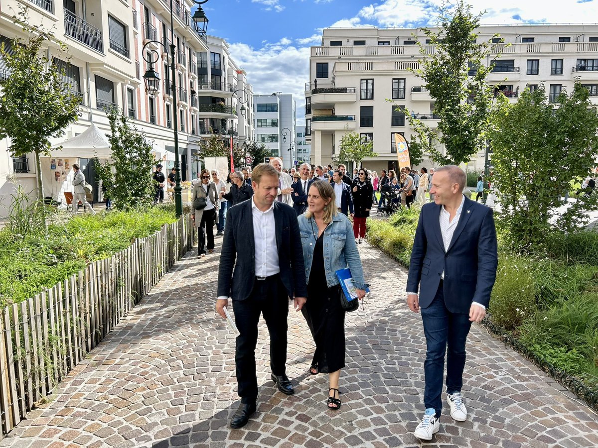 JD_Berger's tweet photo. Inauguration du quartier #GrandCanal avec nos partenaires @EiffageImmo @vallee_sud à #Clamart :

➡️ Le renouveau du Haut-Clamart se poursuit avec la création de 1500 logements

➡️ Ce programme s'inscrit dans la dynamique engagée pour redessiner une entrée de ville plus attractive https://t.co/x70qmW6rJH