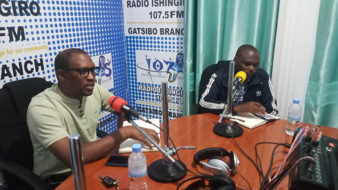 GatsiboDistrict's tweet photo. Umuyobozi w'Akarere wungirije @sekanyangeJL  arikumwe n'Umuyobozi w'ishami ry'Ubuhinzi n'Umutungo Kamere barimo gutanga ikiganiro kuri @radioishingiro
kivuga ku gihembwe cy'Ihinga cya A 2024 n'amabwiriza ya Minisitiri w'ubuhinzi n'ubworozi agenga imikoreshereze y'ubutaka https://t.co/17WvCH4GjE