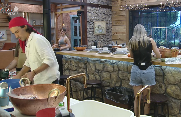 cesarshlbrn's tweet photo. André demonstra dedicação exemplar em suas tarefas domésticas, seja dedicando-se à limpeza do chão, à lavagem de louça ou prestando auxílio na cozinha.
#AFazenda15 #RealityShow #RealidadeDaVida https://t.co/nfMJCybpkm