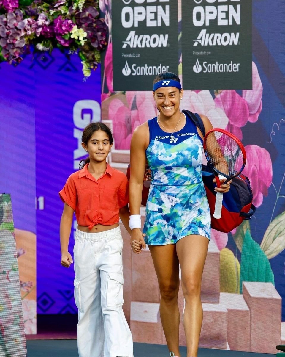 CaroGarcia's tweet photo. Yesterday’s coordination was not topnotch 🫣
Congrats on @mariasakkari for a great match and best of luck in the final !
Overall positive week with a semifinal🔥🙌🏻
Muchissimas gracias Mexico por el increible apoyo! Es un placer de volver cada vez HASTA LA PRÓXIMA ! 
#FlyWithCaro https://t.co/kCRtVbQuH4